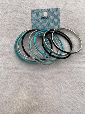 2 paires de boucles d’oreilles et un lot de bracelets