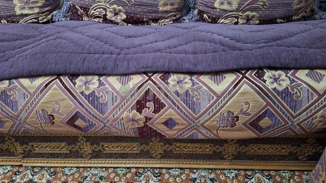 Salon avec tapis et table
