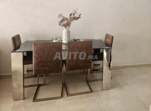 Table élégante avec 4 chaises - 2