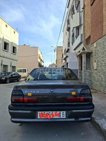 Renault 19 modèle 1995 encore propre