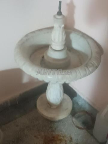Ancienne fontaine en marbre brut