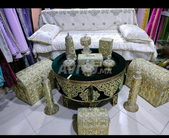 Salon marocain vert luxe avec table et accessoires - 2
