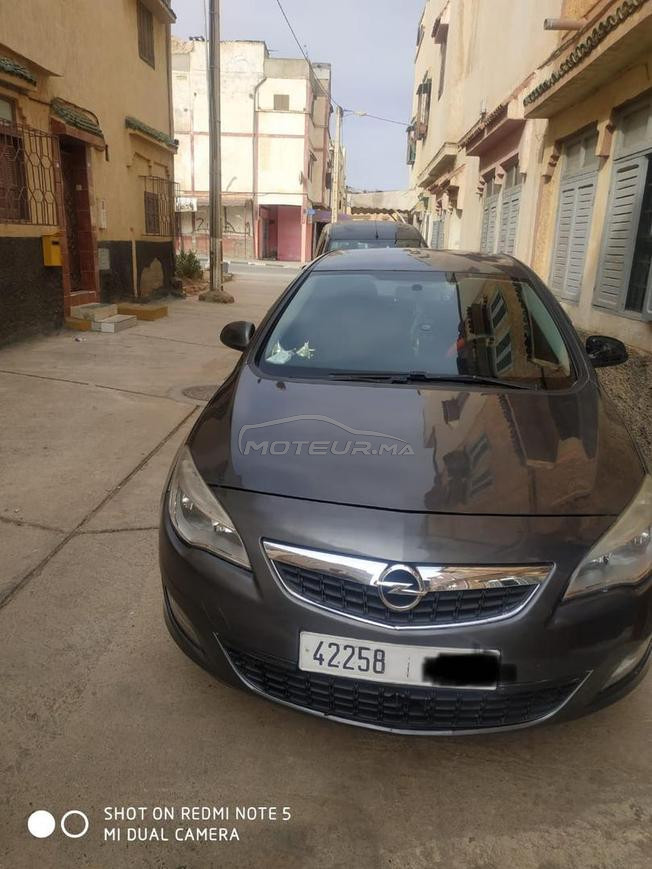 Opel Astra Essence Manuelle 2011 à Tamesna