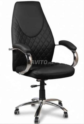 Fauteuil président en simili cuir/bureau/vitrine.. - 2