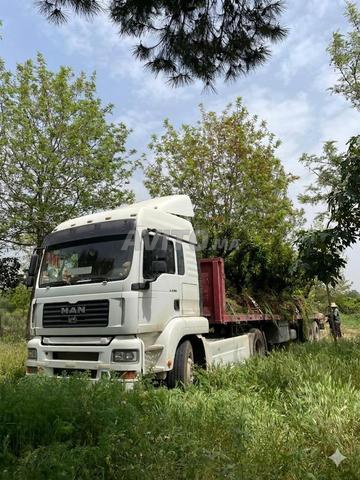 Location de camions avec semi-remorques plate et chauffeurs