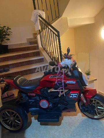 Moto électrique pour enfants rarement utilisée