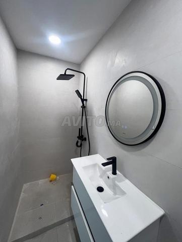 Salle de bain moderne et fonctionnelle - 2