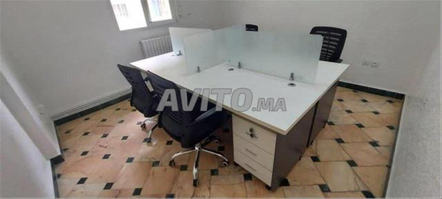 💼 Table de coworking alliant élégance et fonctionnalité