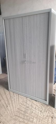 Armoire porte battante coulisse rideaux