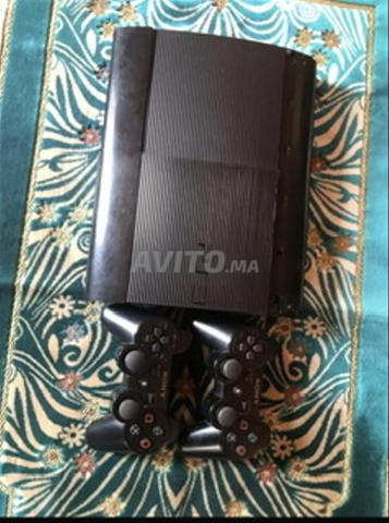 PS3 avec deux manettes Sony Bluetooth plein de jeux