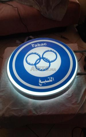 لوحات إعلانية دائرية على الوجهين