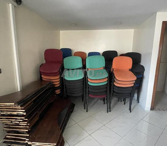 Chaises en tissu et tables en bois massif à vendre - 2