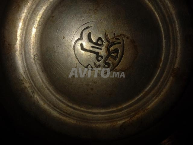 براد منقوش باليد وعليه طابع بالحروف العربية - 2