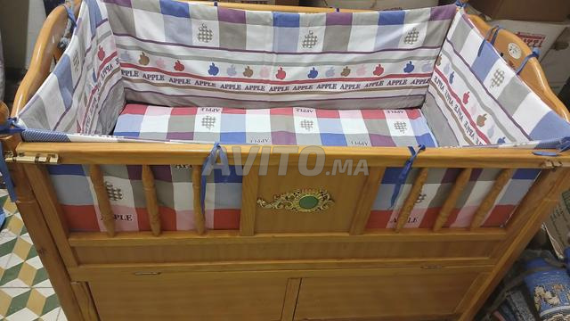كونة أطفال بفرشها