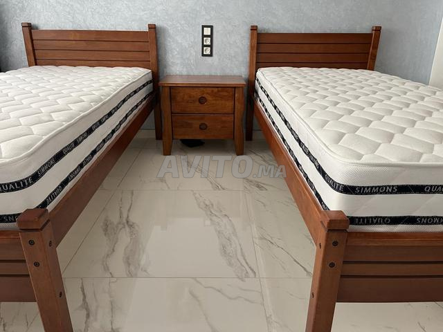3 Lits et Table de chevet plus 2 matelas