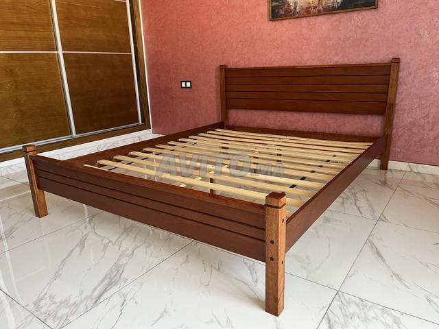 3 Lits et Table de chevet plus 2 matelas