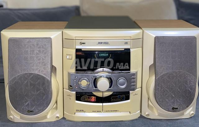 Ancien appareil LG classique avec ses enceintes d'origine