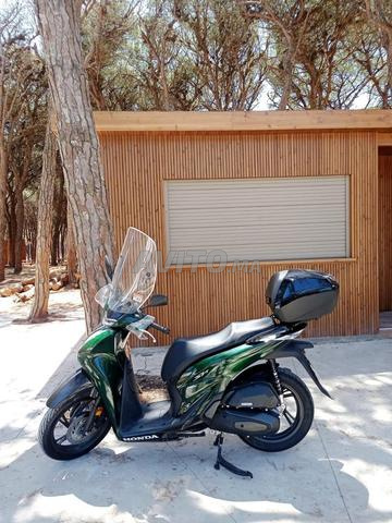 Je vends Honda SH 150i neuve - 2