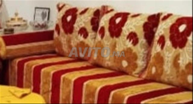 مفروشات و معها 14 وسادة و 4 وسائد طويلة - 2