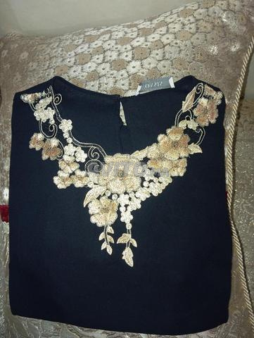 Bonne veste pour femme en noir et design doré