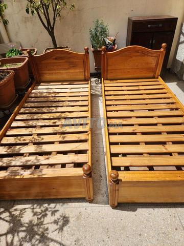 2 lits (en bois rouge)