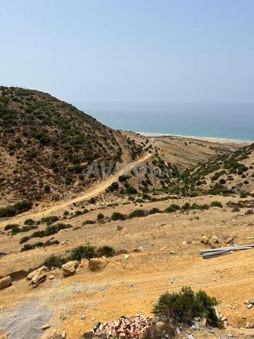 أرض مسجلة للبيع - إطلالة على الشاطئ والجبل