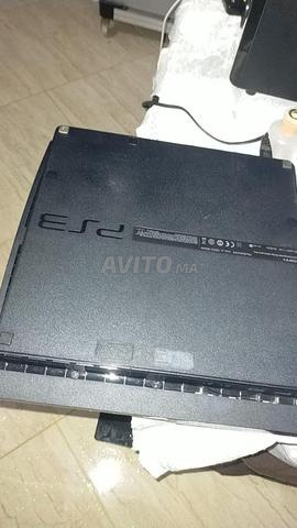 PS3 slim avec 2 manettes, les câbles et un CD - 2