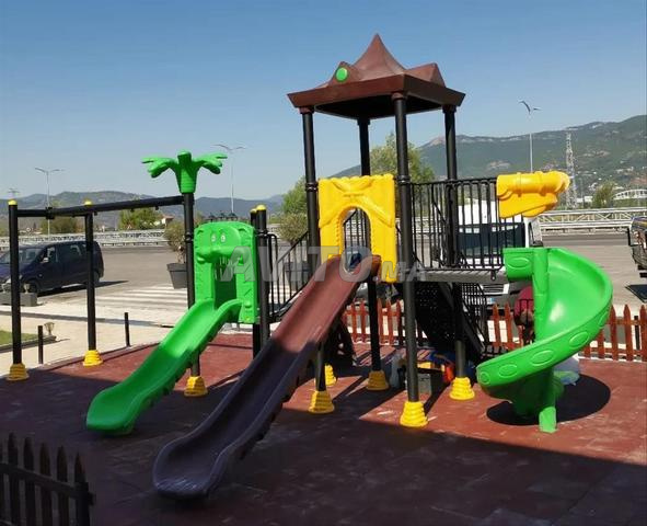 Aires de jeux avec balançoires et toboggan IP301