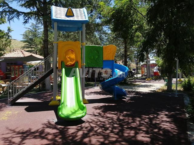 Aires de jeux avec balançoires et toboggan IP301