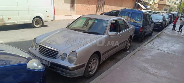 مرسيدس E220 كلاسيك