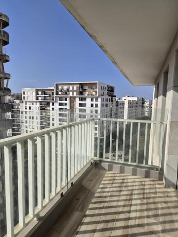 شقة جديدة فاخرة للإيجار في حي الرياض - 2