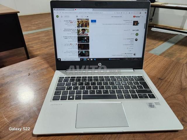 حاسوب محمول لا يزال نظيفًا وخفيفًا في الخدمة.