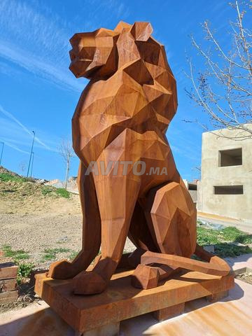 Sculpture métallique de lion