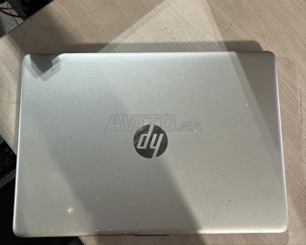 Ordinateur HP propre avec son chargeur