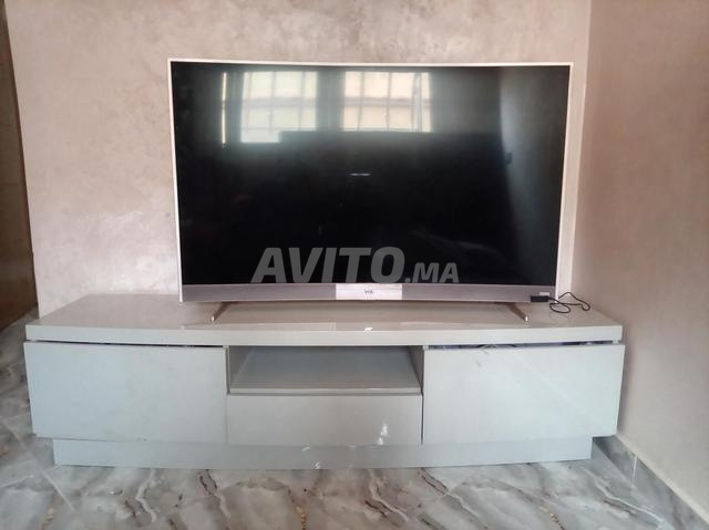 تلفزيون TCL 49 بوصة مع أثاثه