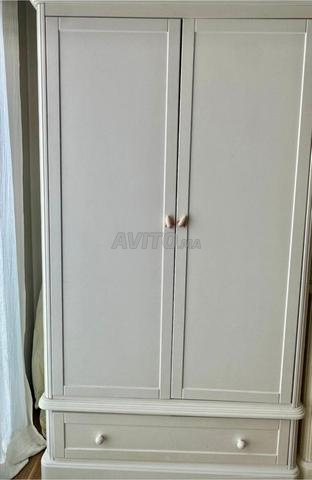 Armoire blanche élégante au design intemporel - 2