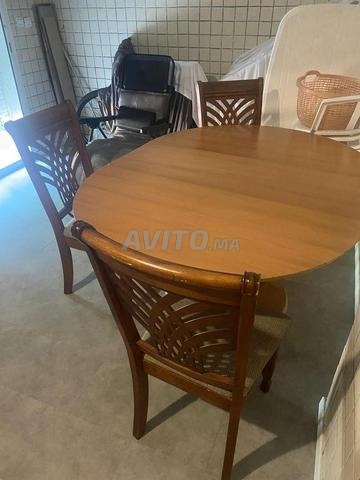 Table avec trois chaises