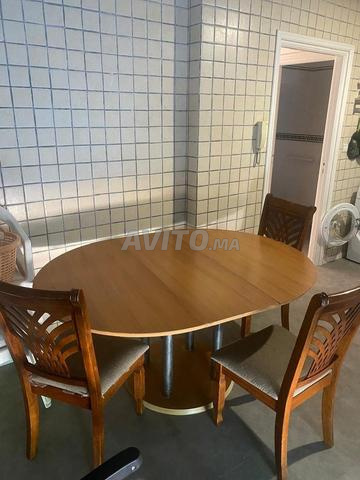 Table avec trois chaises - 2