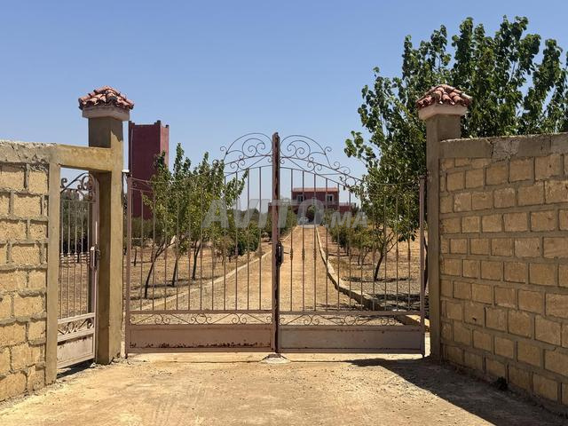 أرض مسجلة على شكل مزرعة عائلية جميلة
