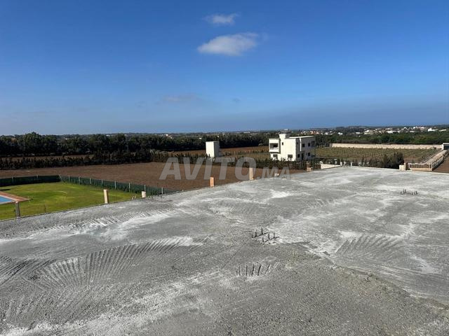 Ferme 8000 m² avec villa, maison, hangar et étable