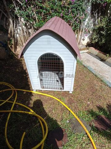 Niche pour chien en plastique avec porte
