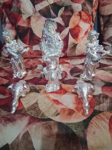 Cinq figurines décoratives