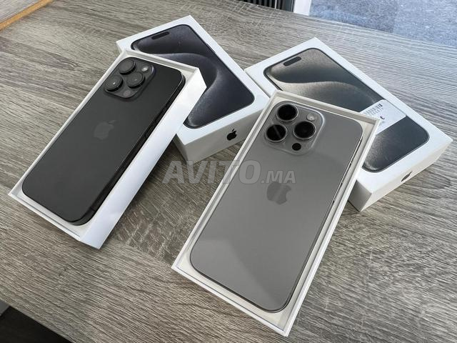 iPhone 15 Pro Max 256Go quasi neuf / J'ai un magasin