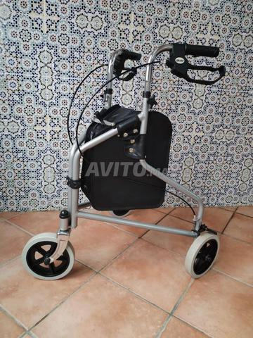 مشّاية طبية أصلية بعجلات وفرامل بحالة ممتازة