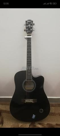 Guitare acoustique noire - 2