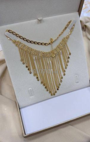 Ensemble femme doré, collier et boucles d'oreilles élégant
