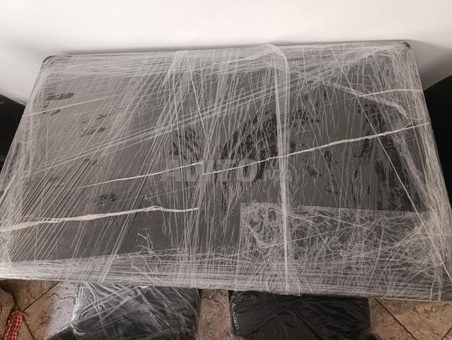 Table moderne avec ses chaises - 2