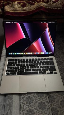 Macbook Air M2 2022 avec son chargeur