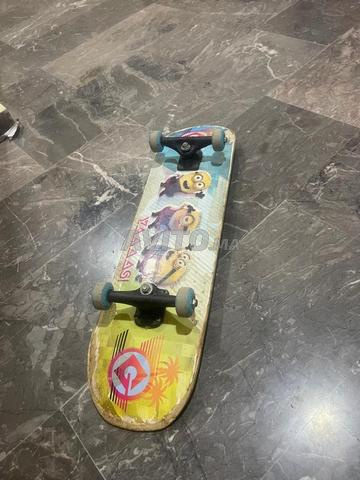 Skateboard en bon état disponible - 2