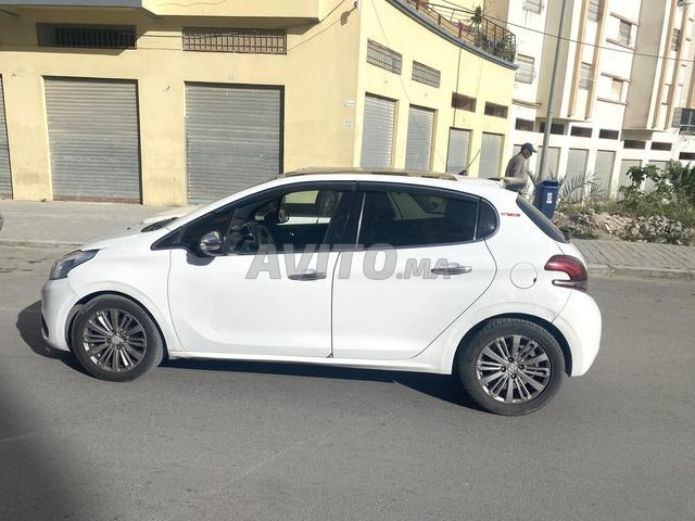 Peugeot 208 allure très complète - 2